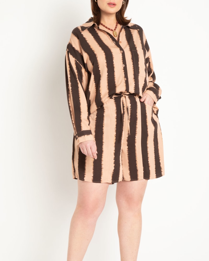 Front of a model wearing a size 20 Pull On Cuffed Short in Desert Ink Stripe by ELOQUII. | dia_product_style_image_id:295405